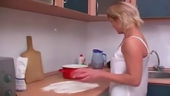 Rosyjska Milfka Oddaje Się Oralnej Przyjemności Z Nie-Stepsonem