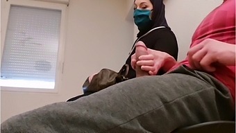 Nieuczciwy Lekarz Instaluje Ukrytą Kamerę W Swojej Recepcji, Przewidując Ujawnienie Nieprzyzwoitej Ekspozycji I Samozadowolenia Tej Arabskiej Małżonki.