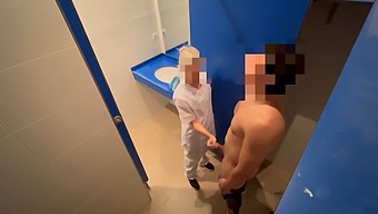 Ręcznie Robię Loda W Łazience Na Siłowni I Zaskakuję Sprzątaczkę.