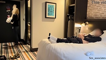 Spotkanie Sprzątające W Pokoju Hotelowym Z Zaskoczoną Pokojówką, Która Zgodziła Się Pomóc W Moim Wytrysku