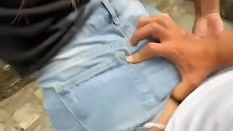 Młoda Para Eksponuje Się Podczas Intymnego Momentu W Znanym Miejscu Turystycznym.
