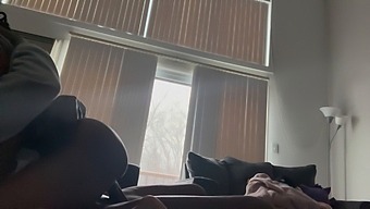 Intensywna Sesja Miłosna Z Jazdą Na Tyłku I Wytryskiem W Środku Na Kanapie.