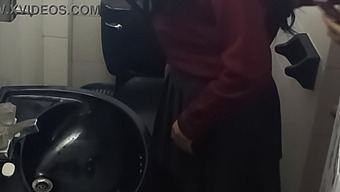 Student Przyłapany Na Aktywności Seksualnej W Toalecie Uniwersyteckiej Na Ukrytej Kamerze.