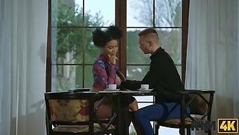 Międzyrasowa Analna Zabawa Z Gorącą Brunetką I Parą O Czarnym Kolorze Skóry.
