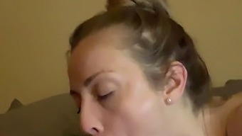 Blond Bomba Cieszy Się Dziką Jazdą Na Kowboja I Wytryskiem Na Twarz.